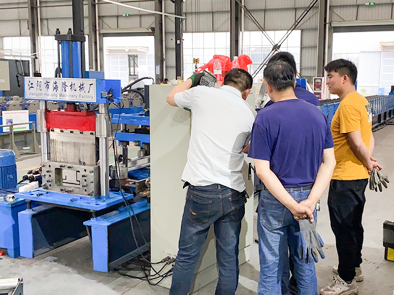 打包箱顶梁成型机